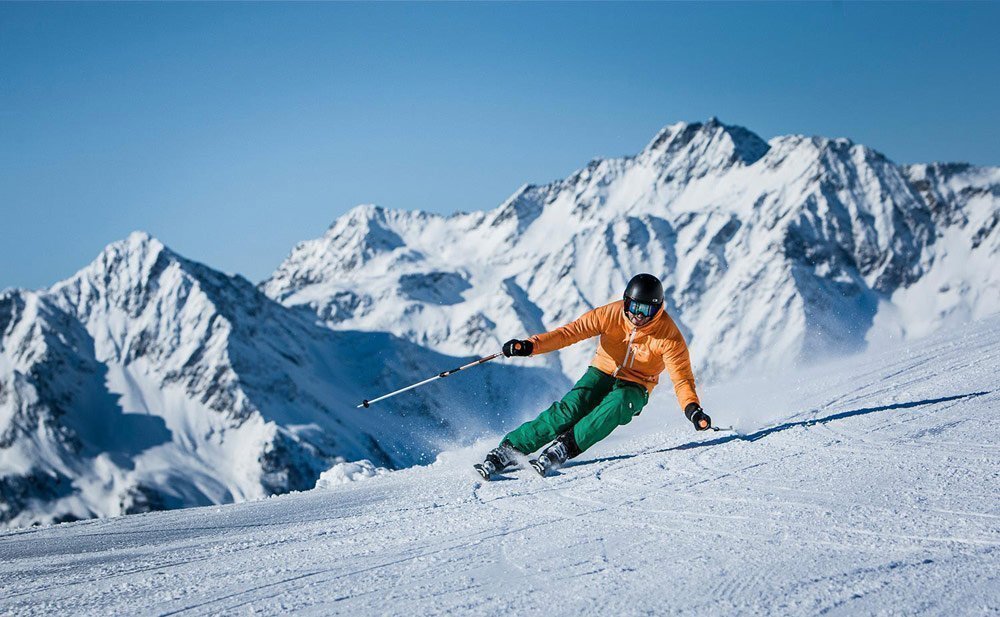 Divertimento illimitato sugli sci in un paesaggio alpino da sogno