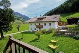 Weissenbachlhof - Entspannung im Garten mit Liegewiese