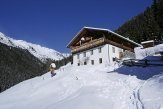 Tradizionale fattoria di montagna in inverno